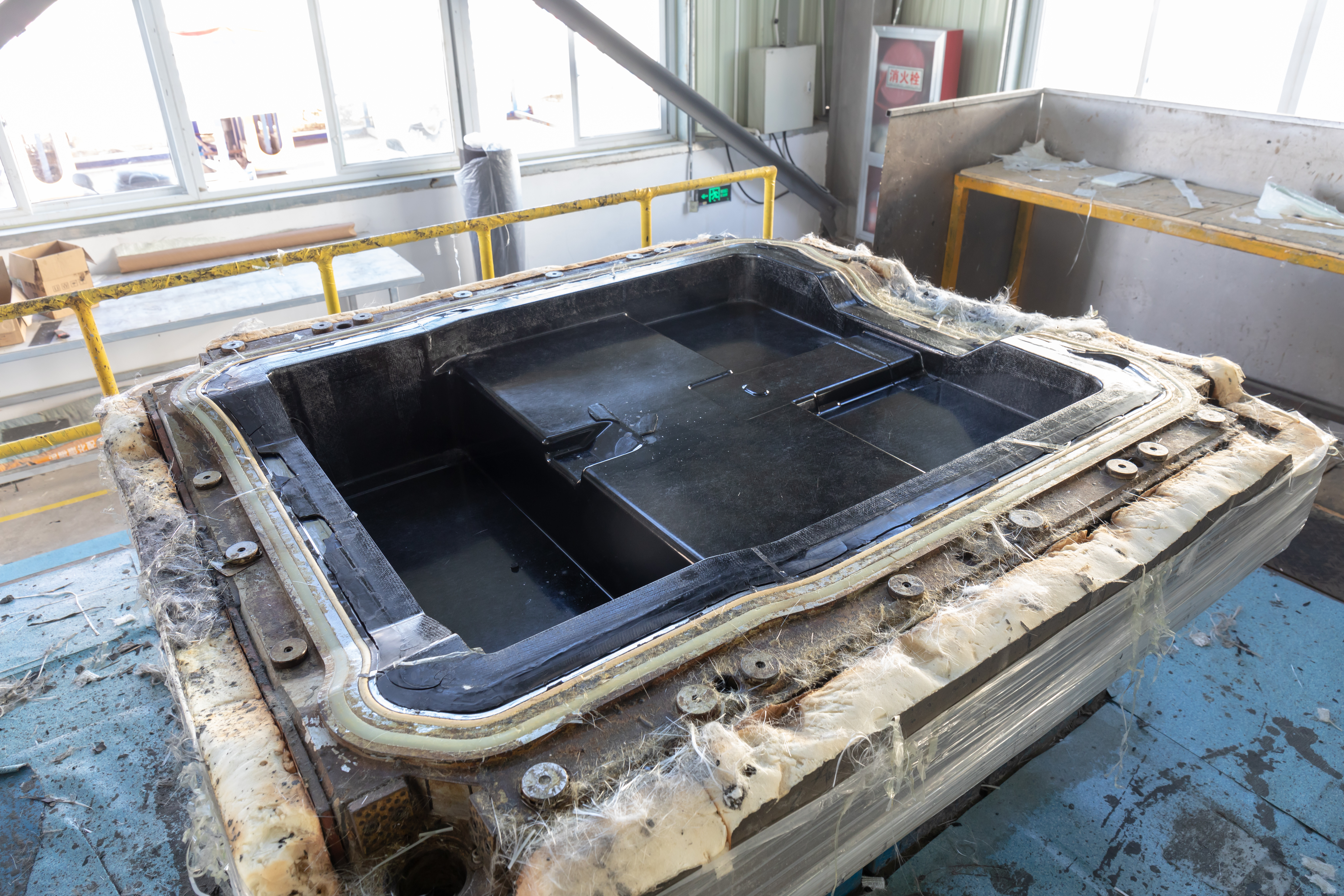 ** Comparación entre el proceso de infusión del vacío y el proceso de colocación de manos **