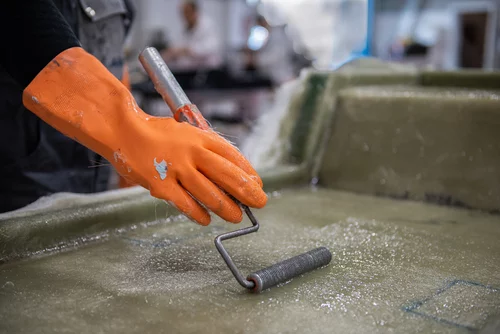 Procesos de tratamiento de superficie para productos FRP de cola de mano